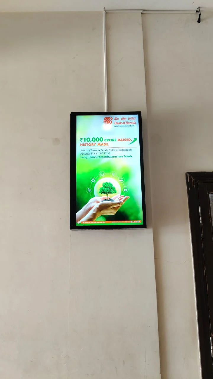 Maximeyz DOOH subway station advertising